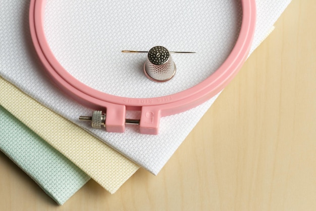 Kolorowe kółko hafciarskie z detalem ściegu